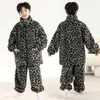 Pijama de Leopardo para Niños Otoño e Invierno 2025 Nuevo Conjunto de Ropa de Casa Rayas de Terciopelo Coral para Niños Medianos y Grandes Niños Invierno