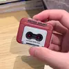 Llavero colgante de grabadora de cinta retro, colgante de reproductor de casetes que reproduce música y puede guardar casetes, mini reproductor decorativo