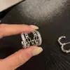 Pendientes de Aro Versátiles de Personalidad Estilo Coreano Nariz de Cerdo Aguja de Plata para Mujer, Pendientes de Aro de Aro Brillantes con Letra de Lujo Ligero de Gama Alta