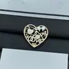 Broche de Corazón de Resina Chanel Estilo Nuevo 2025 para Mujer, Broche de Corazón Melocotón de Lujo de Alta Gama, Venta al por Mayor desde el Fabricante