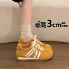 Zapatillas de entrenamiento alemanas amarillas de suela gruesa para mujer, nuevo modelo verano 2026, zapatillas casuales de malla transpirable, zapatos blancos versátiles