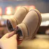Botas de neve infantis 2026 novos sapatos de inverno para meninas com forro de fleece e design espessado, sapatos de algodão para meninos, sapatos de bebê integrados de couro e pele