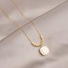 Colar de Ouro Quebrado com Concha Branca e Rosto Sorridente de Alto Padrão para Mulheres, Luxo Acessível com Design de Nicho, Acessórios de Corrente para Clavícula da Moda e Versáteis para Roupas de Trabalho