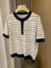 Qualidade de Canal Antigo!! Roupa de Verão que Cabe no Bolso~ Blusa de Tricô com Listras Coloridas e Gola Henley de Manga Curta desta Marca