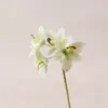 Decoración de hotel boutique: 4 orquídeas artificiales pequeñas y elegantes, flores de seda, flores artificiales y plantas verdes, creando un arreglo floral de lujo ligero, de pie y que no requiere mantenimiento.