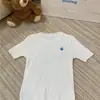 Suéter de punto trenzado de manga corta color crema con forma de corazón bordado para mujer, top casual elegante y juvenil para primavera y verano