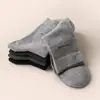 Venta al por mayor otoño e invierno nuevos calcetines para hombre de color sólido a rayas absorbentes de sudor de cintura media calcetines de algodón del noreste suministro de puesto negocio calcetines de media caña