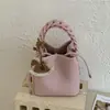 Bolsa de balde feminina de moda transfronteiriça, novo modelo da primavera de 2026, bolsa de ombro de nicho de alta qualidade, bolsa transversal versátil