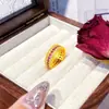 Anel de Diamante Três Fileiras Banhado a Ouro Latão, Design de Nicho, Luxo Leve, Sensação de Alto Padrão, Anel de Ouro Areia de Alta Qualidade para Mulheres, Não Desbota Facilmente