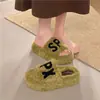 Nuevas pantuflas peludas de suela gruesa para mujer, adecuadas para usar en exteriores, con diseño de letras, zapatos peludos Otoño e Invierno 2026, pantuflas de algodón