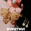 Artesanato Antigo em Ouro, Colar com Pedra Gema Borboleta Esculpido à Mão e Incrustado, Novo Estilo Chinês Flor da Fortuna Rotativa Corrente de Clavícula com Diamante Brilhante