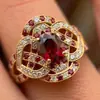 Anillo de Boda Clásico Super Lujoso Europeo y Americano con Incrustaciones de Diamantes para Mujer, Joyería de Oro Chapado con Diamantes Completos y Rubí
