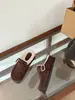 Pantuflas cerradas estilo francés con tacón oculto, nuevo diseño 2026 de punta redonda, con hebilla y parte superior de gamuza.
