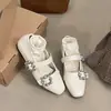 Sapatos Mary Jane Retro Aumentadores de Altura Estilo Francês para Mulheres, Novo Modelo Primavera 2026, Sapatilhas de Cetim com Tira Única e Bico Baixo com Strass