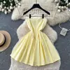 Vestido amarillo sin mangas estilo vacacional para mujer, verano, cintura alta, vestido tipo pastel de línea A adelgazante, elegante vestido corto sin tirantes