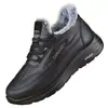 Sapatos masculinos de inverno com forro de fleece de algodão, cabedal de couro com cadarço, quentes, pelúcia espessa, antiderrapantes, sola macia, sapatos estilo pai para meia-idade e idosos