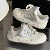 Tênis versáteis de sola grossa estilo coreano para mulheres, novos sapatos brancos populares do outono de 2026, tênis de treino casual retrô alemão para estudantes