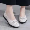 Zapatos de madre de cuero suave de verano, antideslizantes, suela suave, para mediana edad y ancianos, huecos, transpirables, sandalias cómodas casuales para ancianos