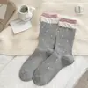Meias de renda para mulheres, meias doces florais de cano médio, meias com acessório de laço e pérola estilo coreano, meias listradas empilhadas estilo japonês