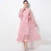 Foto Real de un Vestido Romántico Estilo Francés con Bordado Floral Tridimensional, Cuello Alto, Mangas Largas, Ceñido a la Cintura, Elegante Vestido de Corte A que Alarga la Figura