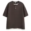 Camiseta de Manga Corta tipo Henley de Peso Pesado Estilo Americano para Hombre, Nuevo Modelo 2026, Marca Trendy de Verano para Jóvenes, Camiseta Falsa de Dos Piezas Estilo Ins
