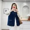 Ropa especial para mujer de talla grande, nuevo estilo de principios de otoño, simple y versátil, chaleco cárdigan exterior de mezclilla con bolsillo bordado 0847
