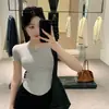Camiseta de manga corta con cuello redondo y hombro irregular, nuevo diseño de verano en negro, elegante y estiliza la figura con un efecto de ceñido a la cintura