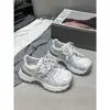 Primavera de 2026 Novo Estilo Couro Genuíno Sola Grossa Aumento de Altura Malha Respirável Esportivas Casuais Versáteis Moda Sapatos de Pai para Mulheres