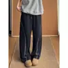Calça de moletom bordada estilo americano com corte curvo para homens, apresentando um design solto de perna larga, um caimento relaxado e uma silhueta de perna reta, perfeita para o outono