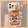 Funda para Teléfono Lion Dance de Año Nuevo Manzana 17Promax Adecuada para 15Pro Moderna Funda de Arena Líquida 16 Buena Suerte 13 Anti-Caídas