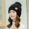 Sombrero de lana de estilo coreano versátil para otoño e invierno con bordado de hoja de arce, sombrero de punto grueso y cálido forrado de vellón