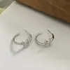 Brincos de Argola Clássicos com Letras Desalinhadas para Mulheres Acessíveis de Luxo Europeu e Americano Estilo Cool Simples de Ponta Brincos Brincos