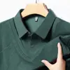 Nueva colección de otoño de camisetas de manga larga para hombres de mediana edad y mayores, con un diseño casual tipo camisa de dos piezas, corte holgado y cuello tipo polo.