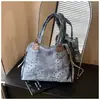 Bolsa Grande com Tachas Vintage para Mulheres 2026 Primavera Nova Bolsa Tote de Nicho Fashionável Grande Capacidade Diária de Ombro Sob o Braço