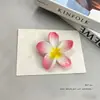 Pinza para el pelo de flor de plumeria de moda para verano, pinza de garra de flor de cinco pétalos, accesorio hawaiano para la playa, sombrero y accesorio para el pelo popular para viajar