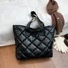 Bordado Artístico Fio para Deslocamento 2025 Inverno Novo Algodão Moda Feminina Estilo Coreano Bolsa de Ombro Único Bolsa Tote Acolchoada de Mão