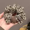 Goma para el pelo con estampado de leopardo marrón para otoño e invierno para mujer, scrunchie elegante y sofisticado para peinados de moño
