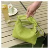 Bolso de Mano con Textura Retro Plisada y Rayas Verticales Diseño de Nicho Bolso de Hombro Único y Cruzado Bolso Elegante Versátil Venta al por Mayor para Mujeres