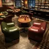 Cadeira de chefe europeia e americana neoclássica estilo hotel, sofá de lazer de encosto alto com design de puxador e conjunto de pufe, adequado para vilas, apresentando couro genuíno e um sofá estilo americano