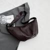 Bolsa de design de nicho de superfície macia casual 2023 nova bolsa feminina popular bolsa de mensageiro para todos os jogos bolsa de bolinho de massa de textura elegante