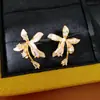 Clipe de Orelha Flor de Zircônia com Agulha de Prata Galvanizada em Ouro Real 18K para Mulheres, Brincos Versáteis Exquisitos com um Toque de Luxo Leve e de Alta Qualidade