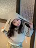 Outono de 2026 Novo Estilo Roupa de Outono para Menina Infantil Jaqueta Moletom Listrada com Orelhas de Coelho Cardigã Bolso Calça Cargo