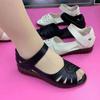 Sandálias Populares de Verão para Mulheres 2025 Novas Rasteirinhas Tendão Sola Macia Sapatos de Mãe Sapatos de Praia para Mulheres de Meia-Idade e Idosas