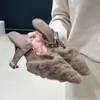 Sandálias pontudas estilo fada com fivela e salto fino para mulheres, sapatos peludos de salto alto fechados na ponta, tendência elegante outono/inverno 2026