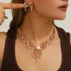 Conjunto de Collar y Aretes Huecos con Incrustaciones de Circonita Blanca de Aleación de Zinc Dorado de Venta Caliente Europea y Americana Joyería para Mujer