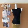 Top Regata Gola Alta Preto Slim-Fit + Saia Midi Fluida Estilo Cauda de Peixe em Seda de Cobre Minimalista para um Look Elegante e que Afina a Silhueta - Estilo Old Money