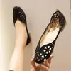 Mocasines de Cuero Suave de Corte Bajo 2026 Zapatos Individuales Calados Zapatos Planos Nuevos de Verano para Mujer Sandalias de Mamá Zapatos Perforados de Abuela