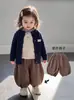 Traje de outono estilo preppy para meninas: cardigã de tricô, blusa de renda, calça xadrez, conjunto de três peças para meninas pequenas