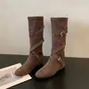 Botas Western Planas com Tiras Cruzadas Aumentadoras de Altura da Moda com Bico Redondo 2026 Botas de Equitação de Cano Médio Botas Longas Botas de Salto Empilhado Femininas