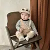Conjunto de Roupas para Bebês e Crianças Pequenas, Estilo Cartoon de Outono, Nova Tendência de Camiseta Básica e Macacão para Meninos, Conjunto de Duas Peças para o Início do Outono